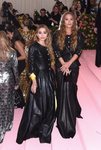Mary Kate Olsen y Ashley Olsen con un total black en la alfombra roja de la Gala MET 2019
