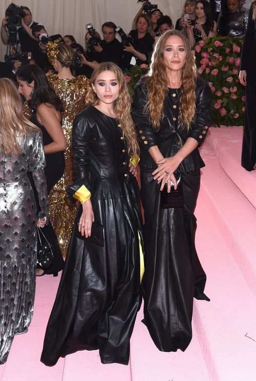 Mary Kate Olsen y Ashley Olsen con un total black en la alfombra roja de la Gala MET 2019