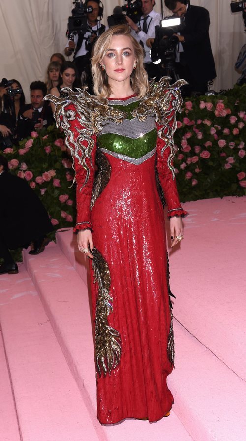 Saoirse Ronan con un vestido de Gucci en la alfombra roja de la Gala MET 2019