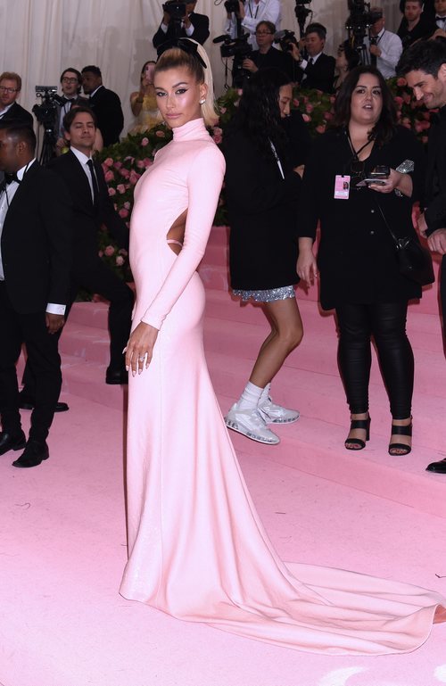 Hailey Baldwin con un vestido de Alexander Wang en la alfombra roja de la Gala MET 2019