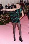 Miley Cyrus vestida de Yves Saint Laurent en la alfombra roja de la Gala MET 2019