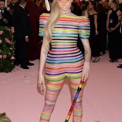 Cara Delevingne vestida de Dior en la alfombra roja de la Gala MET 2019