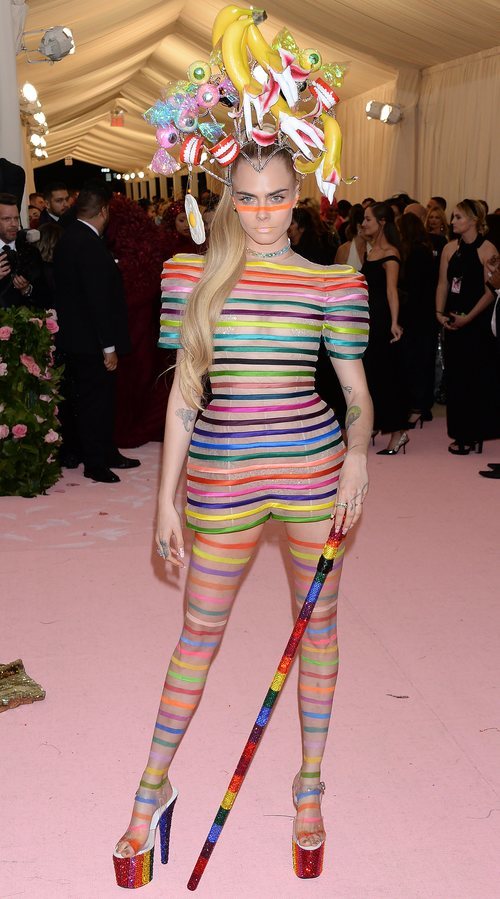 Cara Delevingne vestida de Dior en la alfombra roja de la Gala MET 2019