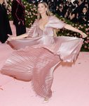 Gisele Bundchen vestida de Dior en la alfombra roja de la Gala MET 2019
