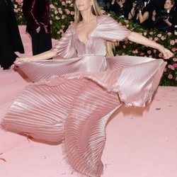 Gisele Bundchen vestida de Dior en la alfombra roja de la Gala MET 2019