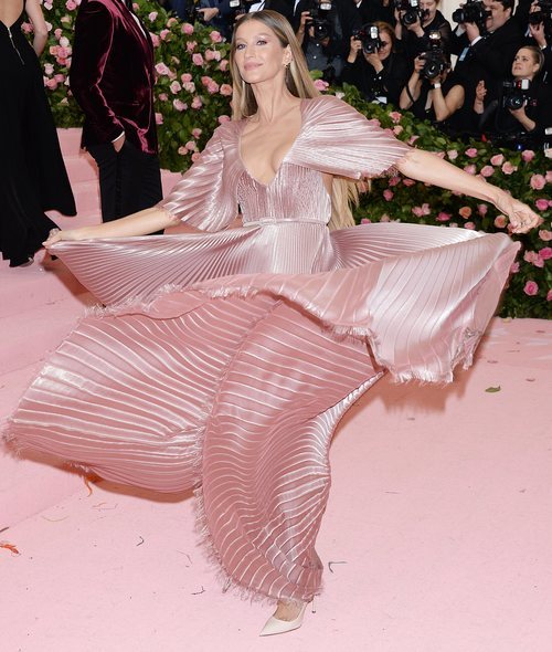 Gisele Bundchen vestida de Dior en la alfombra roja de la Gala MET 2019