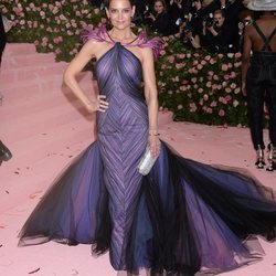 Katie Holmes vestida de Zac Posen en la alfombra roja de la Gala MET 2019