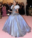 Zendaya vestida de Tommy Hilfiger en la alfombra roja de la Gala MET 2019