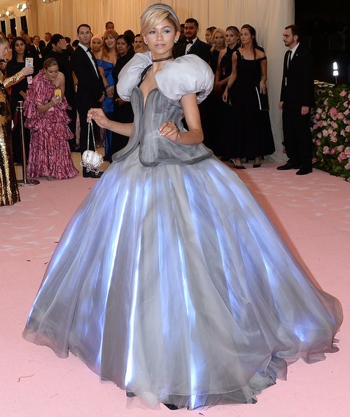 Zendaya vestida de Tommy Hilfiger en la alfombra roja de la Gala MET 2019