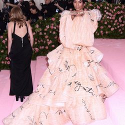 Kerry Washington con un vestido de Tory Burch en la alfombra roja de la Gala MET 2019