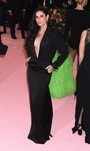 Demi Moore con un vestido de Yves Saint Laurent en la alfombra roja de la Gala MET 2019