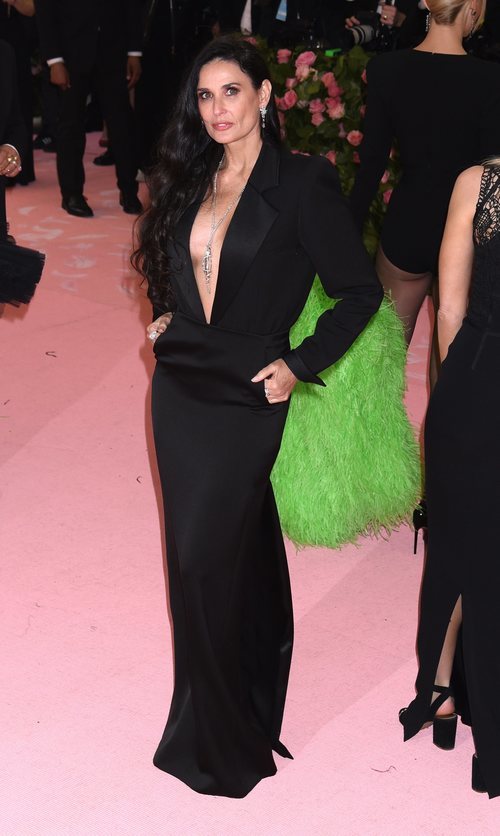 Demi Moore con un vestido de Yves Saint Laurent en la alfombra roja de la Gala MET 2019