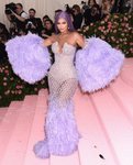 Kylie Jenner con un vestido de Versace en la alfombra roja de la Gala MET 2019