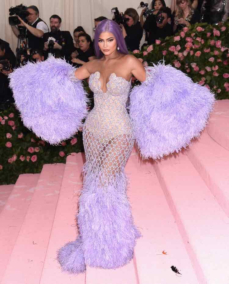 Kylie Jenner con un vestido de Versace en la alfombra roja de la Gala MET 2019