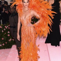 Kendall Jenner con un vestido de Versace en la alfombra roja de la Gala MET 2019