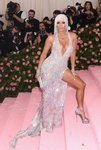 Jennifer Lopez con un vestido de Versace en la alfombra roja de la Gala MET 2019