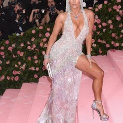 Jennifer Lopez con un vestido de Versace en la alfombra roja de la Gala MET 2019