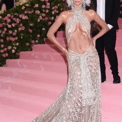 Emily Ratajkowski con un vestido de Peter Dundas en la alfombra roja de la Gala MET 2019