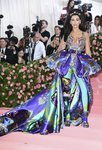 Dua Lipa con un vestido de Versace en la alfombra roja de la Gala MET 2019