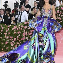 Dua Lipa con un vestido de Versace en la alfombra roja de la Gala MET 2019