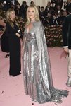 Kate Moss con un vestido de Michael Kors en la alfombra roja de la Gala MET 2019