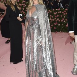 Kate Moss con un vestido de Michael Kors en la alfombra roja de la Gala MET 2019