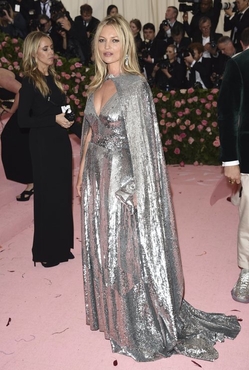Kate Moss con un vestido de Michael Kors en la alfombra roja de la Gala MET 2019