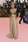 Salma Hayek vestida de Gucci en la alfombra roja de la Gala MET 2019