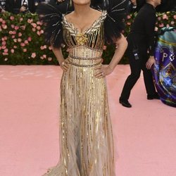 Salma Hayek vestida de Gucci en la alfombra roja de la Gala MET 2019