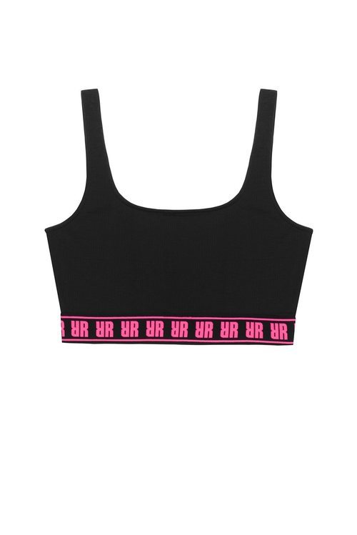 Top negro con detalles en rosa de la colección Pull&Bear by Rosalía