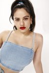 Rosalía con el conjunto denim de la colección Pull&Bear by Rosalía