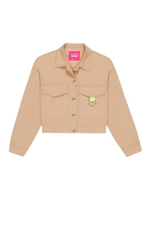 Chaqueta vaquera beige corta de la colección Pull&Bear by Rosalía