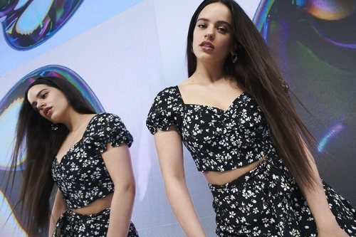 Rosalía con conjunto de estampado de flores de la colección Pull&Bear by Rosalía