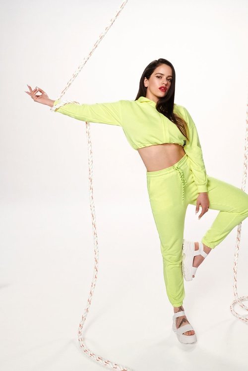 Rosalía con un chandal de nylon en color verde neón de la colección Pull&Bear by Rosalía
