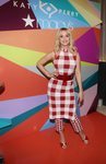Katy Perry presenta su colección de zapatos con un look de estampado vichy