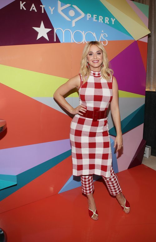 Katy Perry presenta su colección de zapatos con un look de estampado vichy