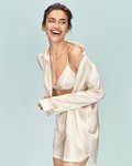 Irina Shayk con un camison de seda de la nueva campaña de Intimissimi 2019