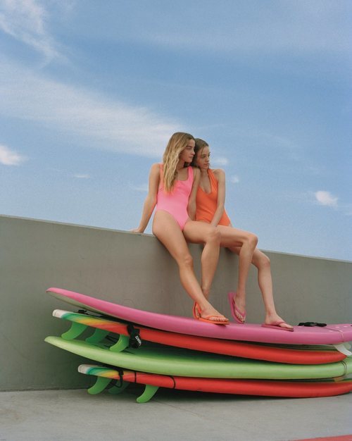 Modelos con bañadores de la nueva colección de primavera/verano 2019 de Pull & Bear