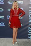 Tori Spelling con un vestido de tela agujereada en el evento Upfront de FOX