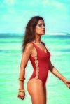 Sara Carbonero con bañador color teja de la nueva colección de Calzedonia