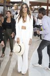 Sara Carbonero con bikini y traje en el desfile de Calzedonia en Ibiza