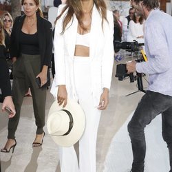 Sara Carbonero con bikini y traje en el desfile de Calzedonia en Ibiza