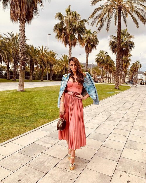 Antonella Roccuzzo con un vestido de Rosa Clará para ir a una boda