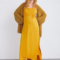 Vestido mostaza de la colección premamá primavera 2019 de Zara