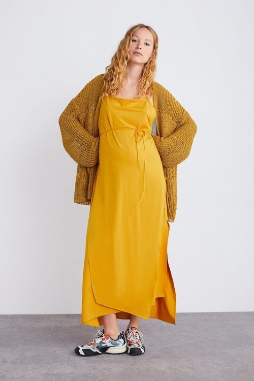 Vestido mostaza de la colección premamá primavera 2019 de Zara