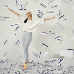 Selena Gomez con zapatillas 'SG Slip-on' color sunrise de Puma