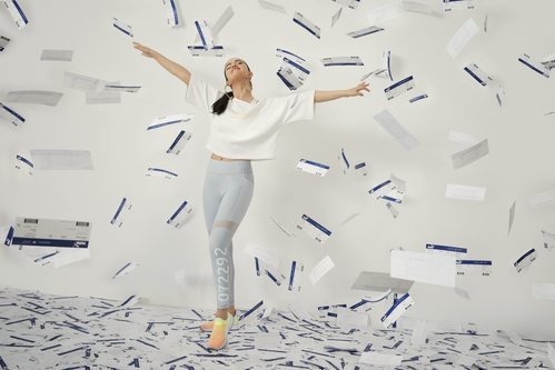 Selena Gomez con zapatillas 'SG Slip-on' color sunrise de Puma