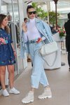Adriana Lima, el ángel de Victoria's Secret, llega al Festival de Cine de Cannes con un denim total look