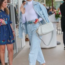 Adriana Lima, el ángel de Victoria's Secret, llega al Festival de Cine de Cannes con un denim total look