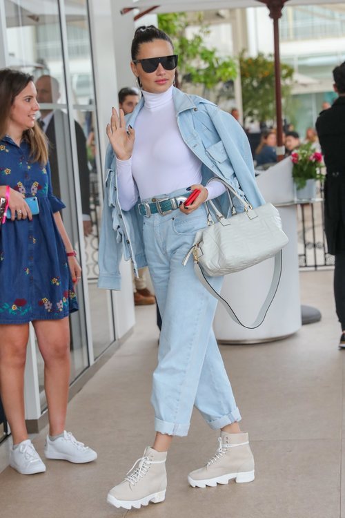 Adriana Lima, el ángel de Victoria's Secret, llega al Festival de Cine de Cannes con un denim total look